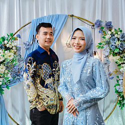 Temukan paket lamaran yang sempurna dengan Kangendekor di Tangerang. Dengan pengalaman kami dalam dekorasi acara, kami menawarkan paket lamaran yang indah dan unik untuk memeriahkan momen istimewa Anda. Dari konsep romantisme hingga detail yang dipersonalisasi, Kangendekor menyediakan layanan dekorasi yang memukau dan berkualitas tinggi untuk melengkapi hari bahagia Anda di Tangerang. Temukan paket lamaran yang sesuai dengan impian Anda bersama Kangendekor, ahli dekorasi terpercaya di Tangerang